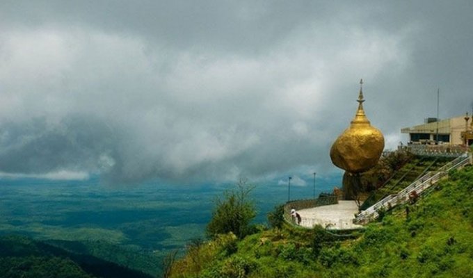 Камень на горе в Мьянме, превратившийся в святыню для буддистов (5 фото)