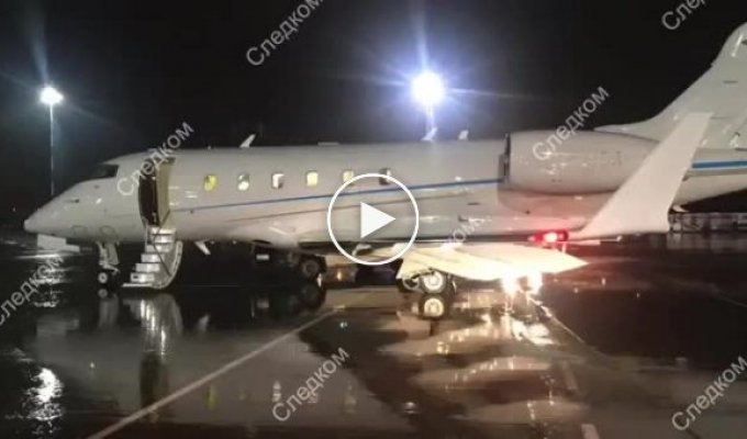 В Пулково микроавтобус врезался в частный самолет