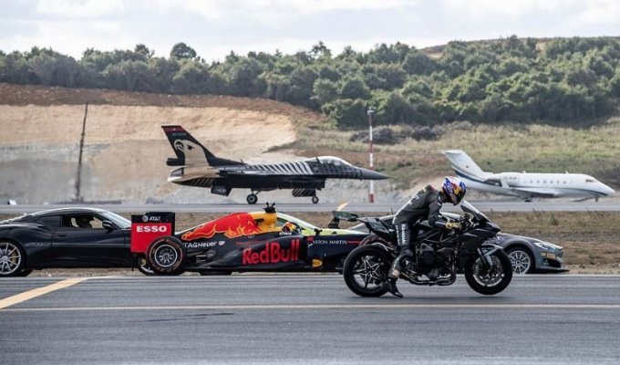 Два самолета, суперкары, байк и авто F1 соревновались, кто быстрее преодолеет 400 метров (15 фото)