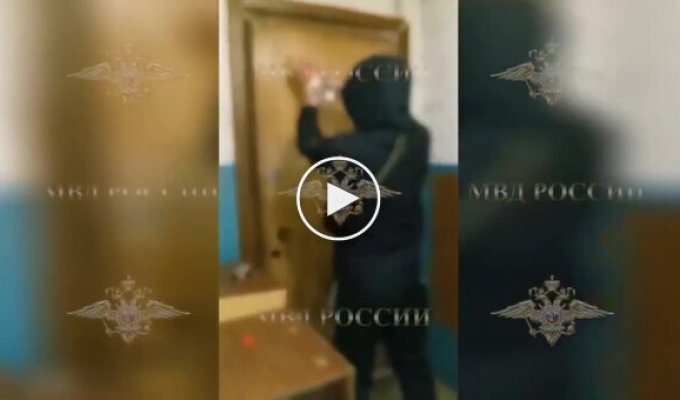 В России подростки за деньги поджигали двери квартир