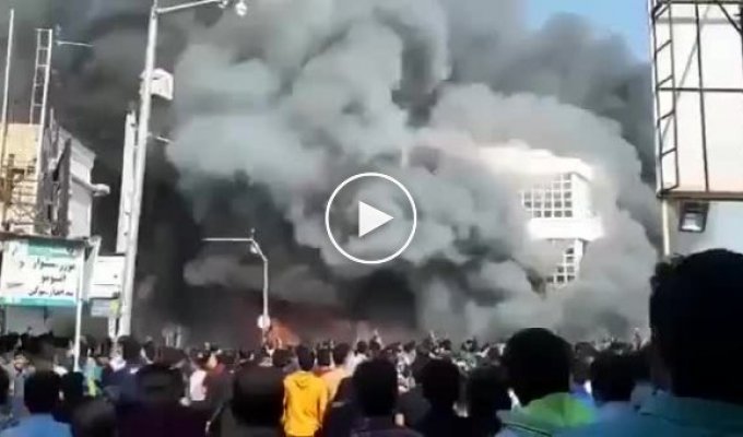 Протестующие в Иране сожгли национальный банк