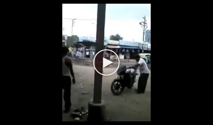 Индийский мужчина головой затащил мотоцикл на крышу автобуса