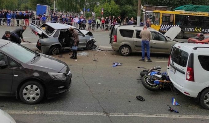 Пьяный водитель из Ижевска устроил несколько ДТП и пытался скрыться, но очевидцы его скрутили (5 фото + 1 видео)