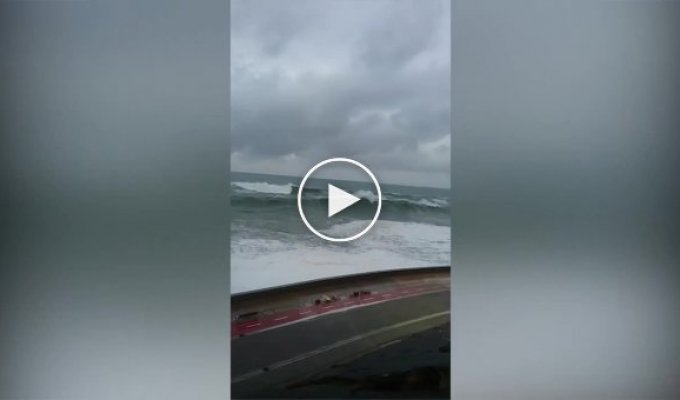 Гигантская волна накрывает дорогу