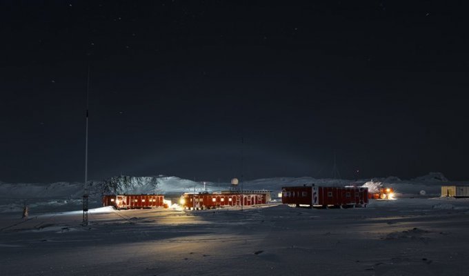 Первая кровь в Антарктиде: полярник пытался зарезать коллегу за спойлеры к книге (6 фото)