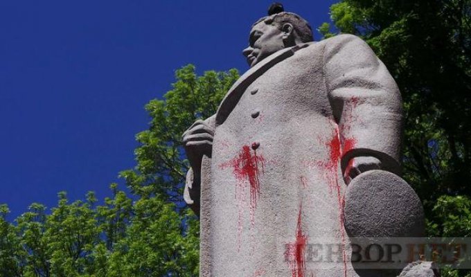 Неизвестные облили красной краской памятник Ватутину в Киеве