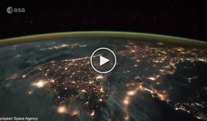 Астронавт Тим Пик опубликовал видео со сверкающими над Землей молниями
