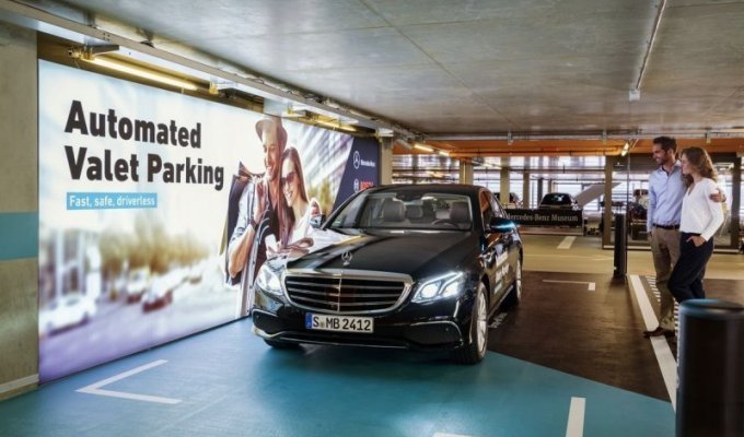 Парковка без водителя стала реальной в музее Mercedes в Германии (2 фото + 1 видео)