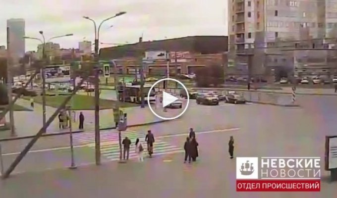 В Петербурге водитель минивэна проехал на красный и сбил группу пешеходов