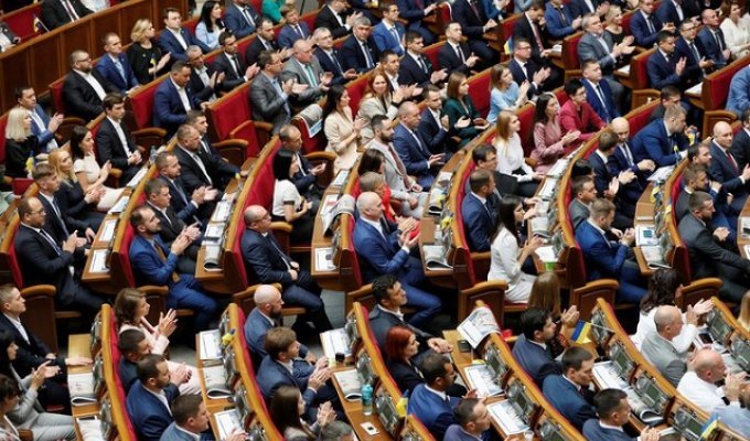 Украинских депутатов лишили неприкосновенности (3 фото)