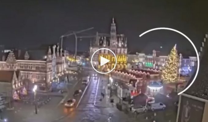 На новогодней ярмарке в Бельгии на людей рухнула 20-метровая елка