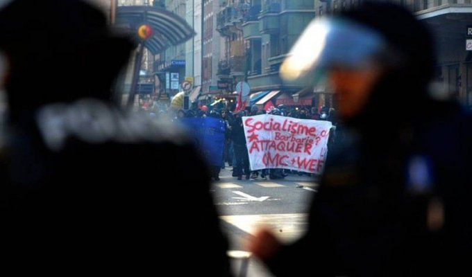 Протесты против ВТО в Женеве (7 фото)