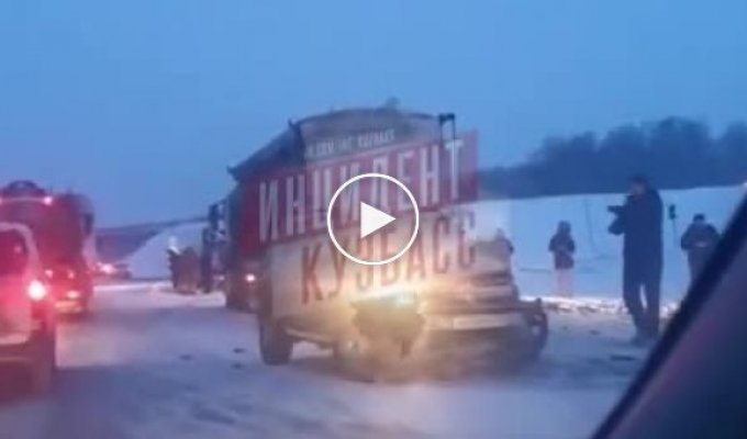 Глава Кемеровской области попал в массовую аварию по дороге в Прокопьевск