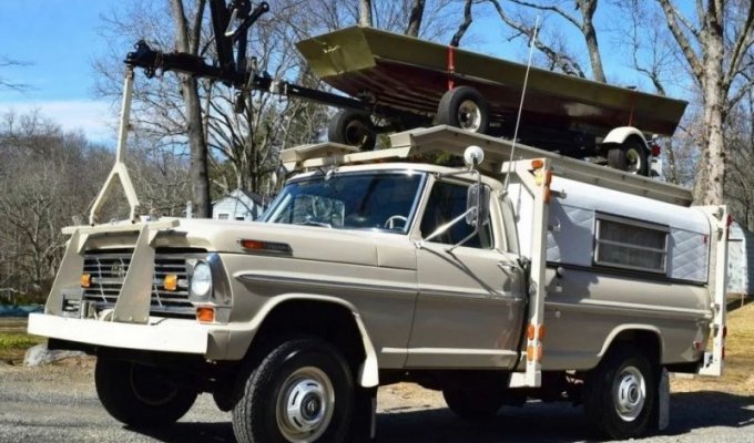 Мечта рыбака: автодом с лодкой на крыше (24 фото)