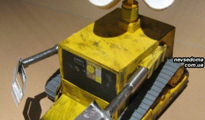 Моддинг: робот Валли (WALL-E) со встроенными DVD-приводами (35 фото)
