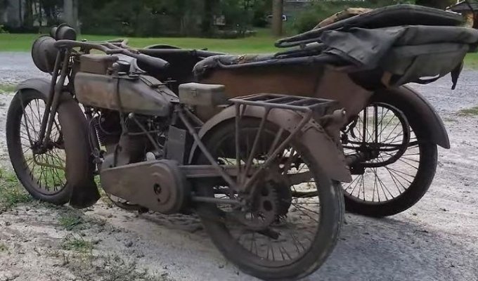 Мотоцикл Harley-Davidson 1916 года, которым нужно управлять с прикрепленной коляски (3 фото + 1 видео)