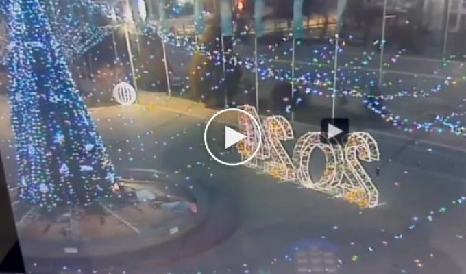 В Казахстане 56-летний мужчина сжег новогоднюю елку в центре города