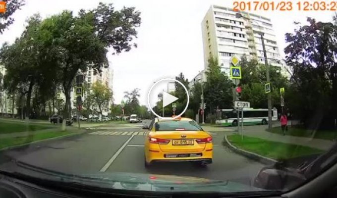 В Москве водитель решил сэкономить 2 минуты времени и пролететь на красный