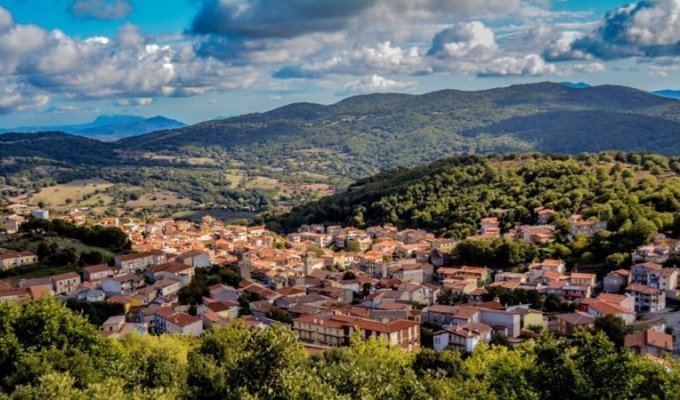 Деревня на Сардинии продает дома за 1 евро, чтобы привлечь новых жителей (10 фото)