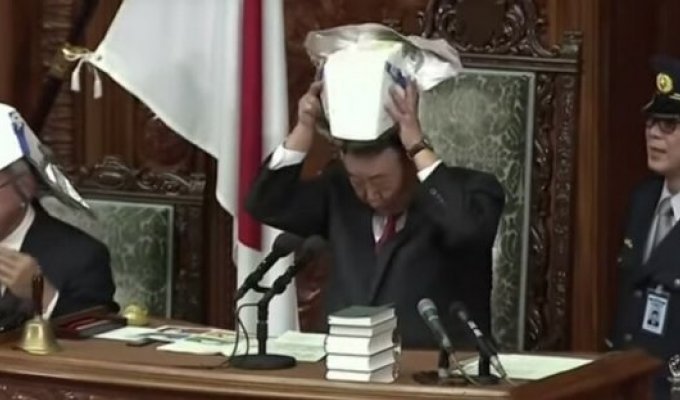 Депутатам в Японии выдали шлемы — теперь они похожи на самураев (5 фото)