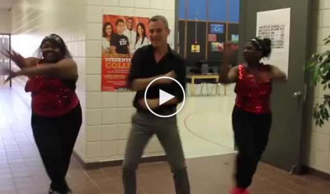 Самый заводной танец в исполнении учителя Даллаской школы