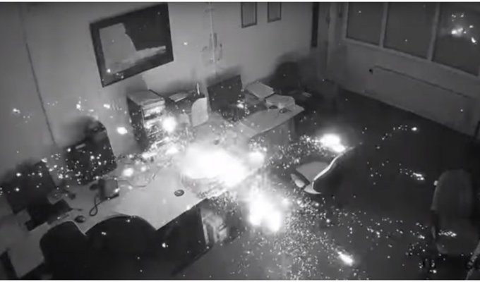 Взорвавшийся ноутбук спалил офис в Англии (2 фото + 1 видео)