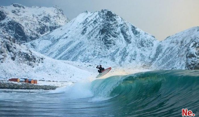 Серфинг в холодной Арктике (8 фото)