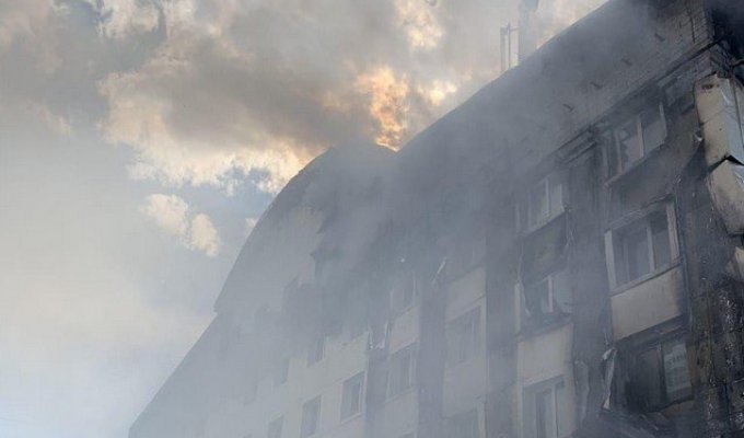 В Тюмени горит бизнес-центр «Парус» (2 фото + 2 видео)