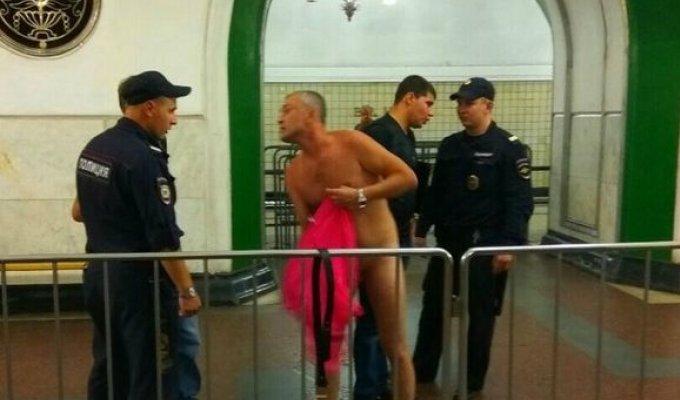 В Москве полицейские заставили догола раздеться пассажира метро для личного досмотра (3 фото)