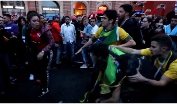 Болельщица Аргентины побила бразильца-провокатора на площадке фан-феста в Санкт-Петербурге (1 фото + 2 видео)