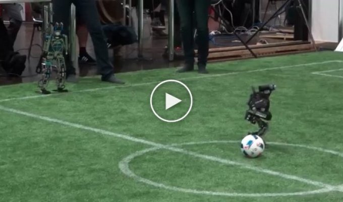 Роботы играют в футбол   
