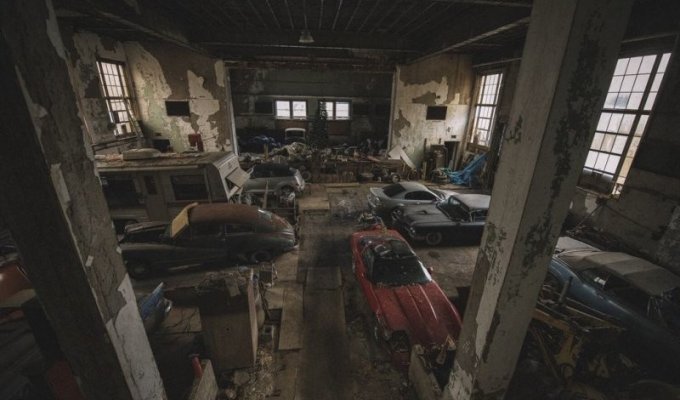 В заброшенной школе нашли редкие автомобили (22 фото)