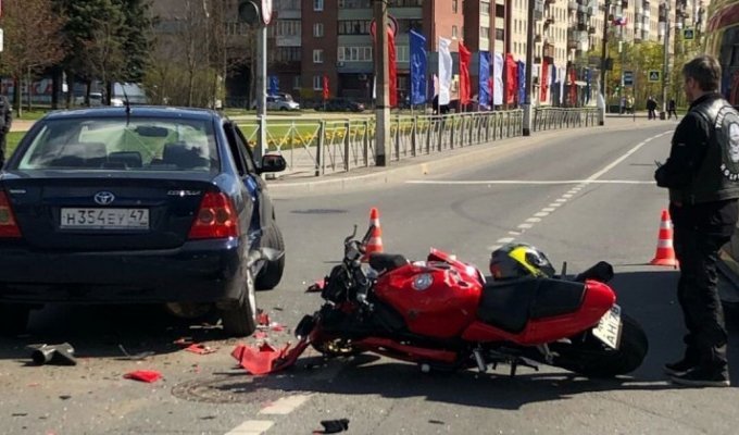 Мотоциклист попал в больницу после столкновения с автомобилем в Колпино (3 фото + 1 видео)