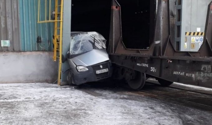 На заводе в Каменске-Уральском грузовой железнодорожный состав расплющил «ГАЗель» (5 фото + 2 видео)