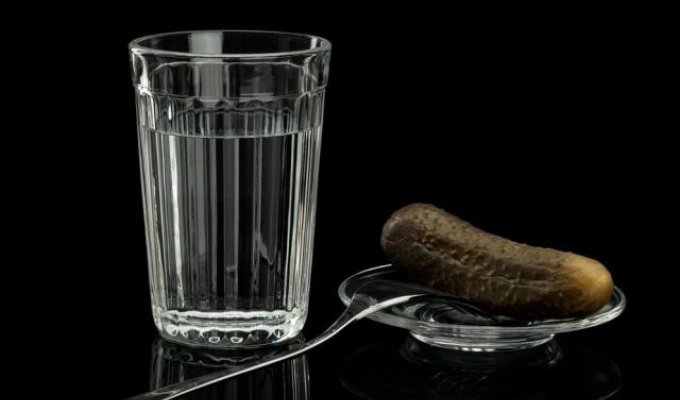 Один участник конкурса "Кто выпьет больше водки" погиб,пятеро в реанимации (2 фото)