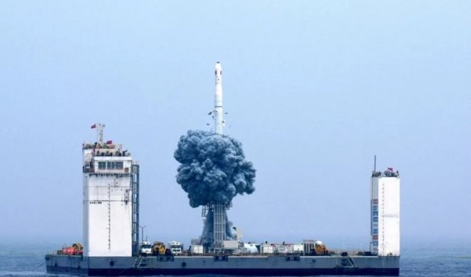 Китайские власти успешно провели пуск ракеты-носителя «Чанчжэн-11» (1 фото)