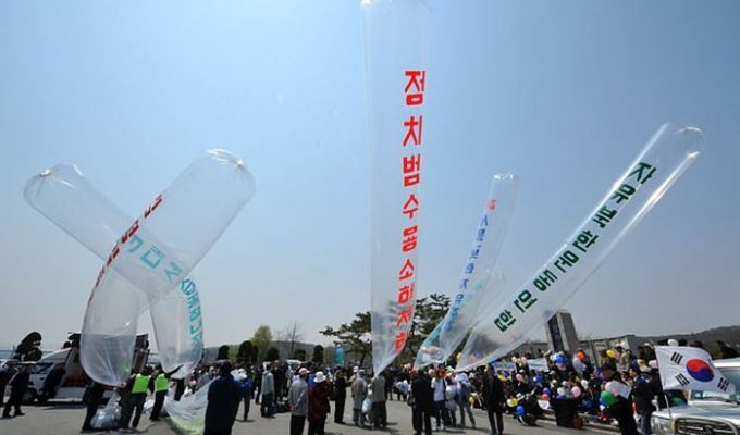 Северная Корея отправляет на территорию Южной Кореи воздушные шары с мусором и пропагандой (3 фото)