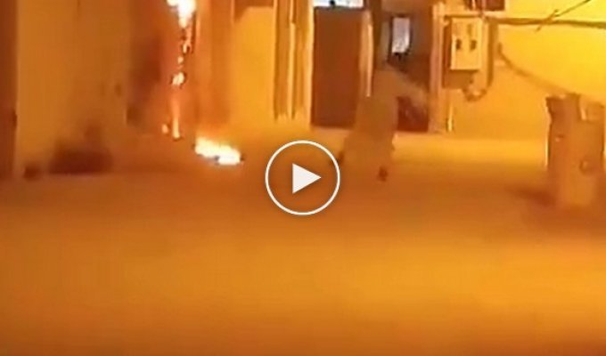 В Йемене мужчина попытался потушить горящий электрощит ведром воды