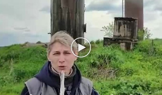 В российской деревне местная жительница с палкой вместо микрофона разыграла репортаж