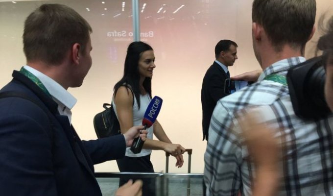 Елена Исинбаева замерзла в аэропорту Рио-де-Жанейро (2 фото)