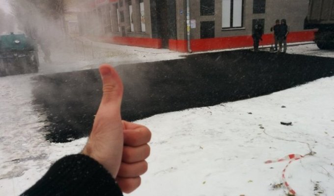 Русская традиция. В Нижнем Новгороде асфальтировали дороги в снегопад (5 фото + 1 видео)