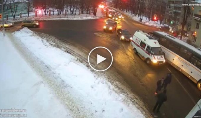 В Серпухове автобус на буксире протаранил легковушки