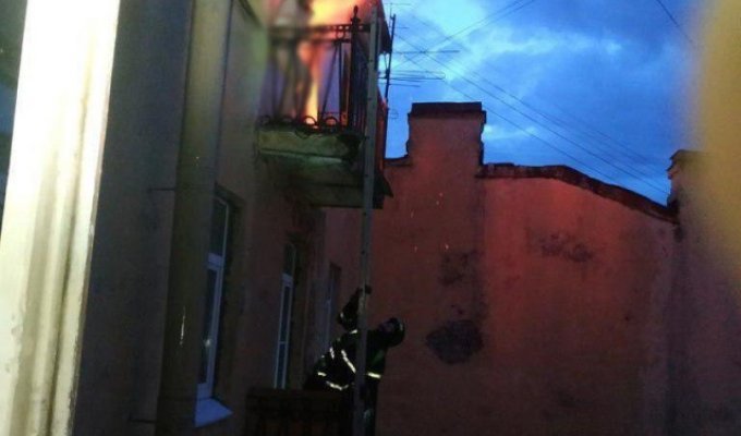 В Санкт-Петербурге от огня спасли обнаженную девушку (2 фото + видео)