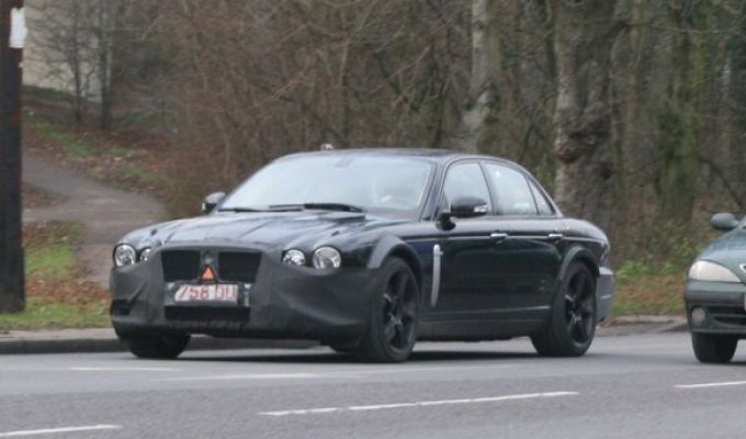 Новый Jaguar XJ - шпионские фото.