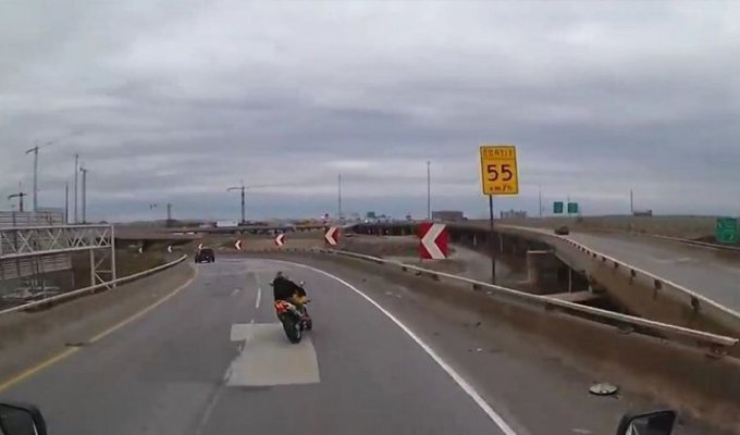 Канадсикий мотоциклист перелетел через ограждение эстакады и чудом выжил (2 фото + 1 видео)