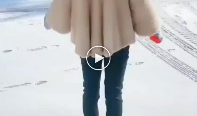 Девушка-циркуль рисует ногами на снегу