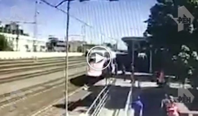 Женщина с ребенком на руках прыгнула под поезд в Твери