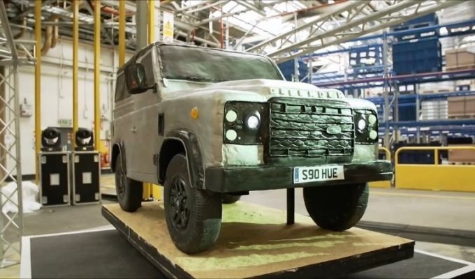 Гигантский торт в виде Land Rover, которым можно накормить 2000 человек (3 фото + 1 видео)