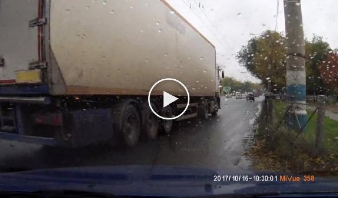 В Ульяновске водитель ВАЗа оказался под колесами фуры