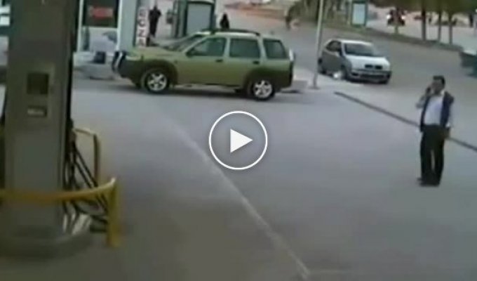 Авария в Турции. Машина влетела в автобусную остановку
